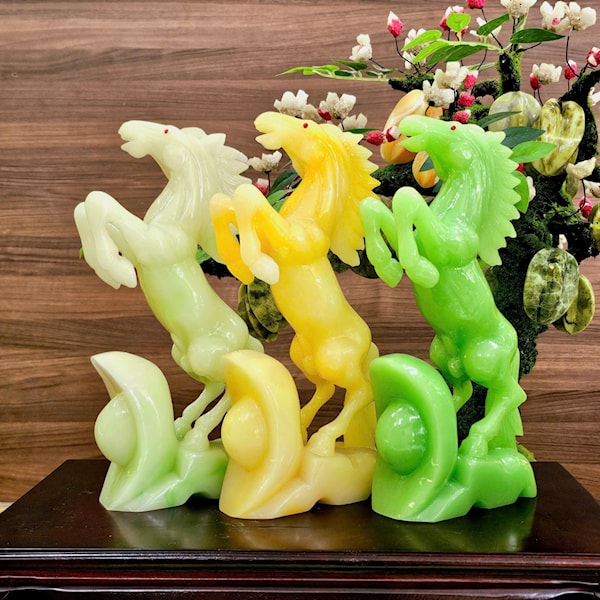 Tượng Ngựa Đứng Trên Thỏi Vàng 